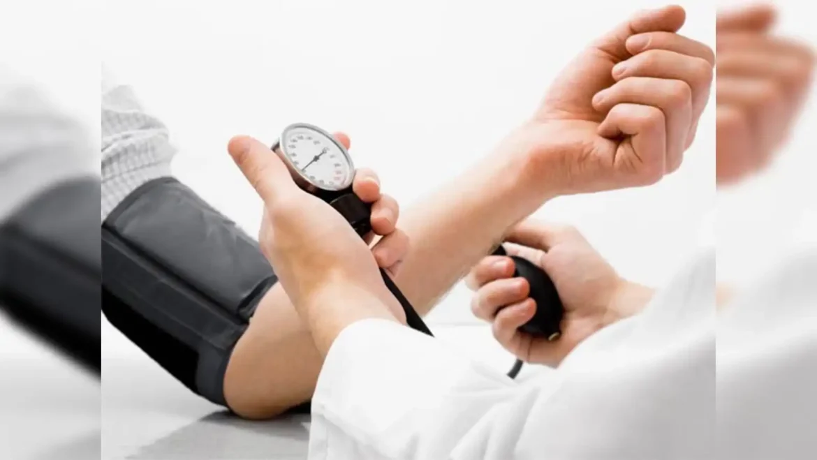 अगर तेज बुखार के साथ Blood Pressure भी कम हो रहा है, तो समय पर इन टेस्ट्स को करवा लें।