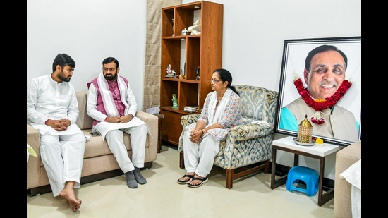 CM Nayab Singh Saini ने शोक संतप्त परिवार के प्रति संवेदना व्यक्त करने के लिए गांधीनगर का दौरा किया