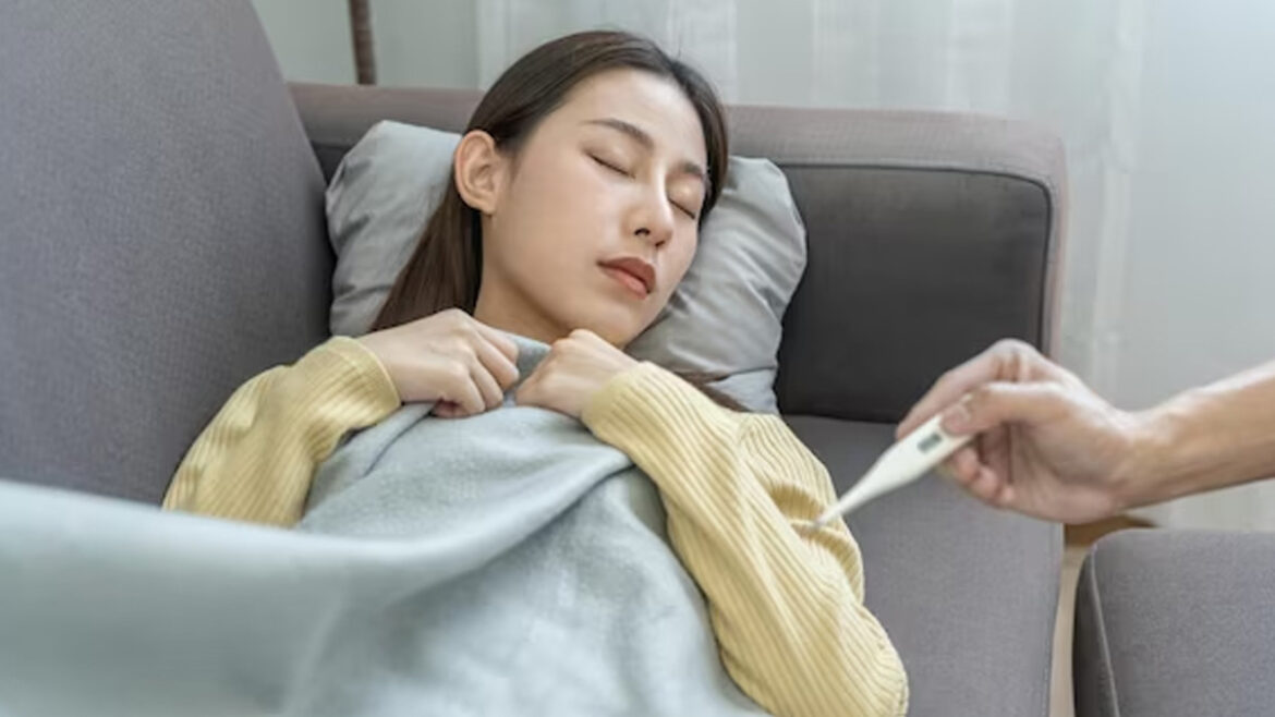 Fever के बाद शरीर में थकान और कमजोरी क्यों महसूस होती है? जानें इसके पीछे की वजहें और उपाय।