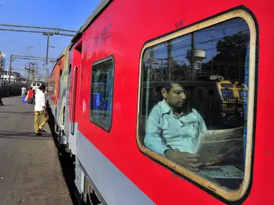 DELHI NEWS : यात्रा के दौरान अपने पास रखें आधार कार्ड, अब चलती ट्रेन में टीटीई करेंगे पहचान की जांच