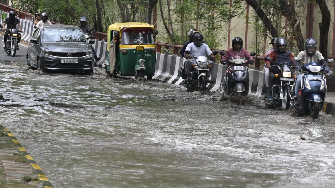 सड़कों पर पानी में फंसी गाड़ियां, बारिश के बाद आम आदमी पार्टी ने CM Rekha पर जमकर निशाना साधा।