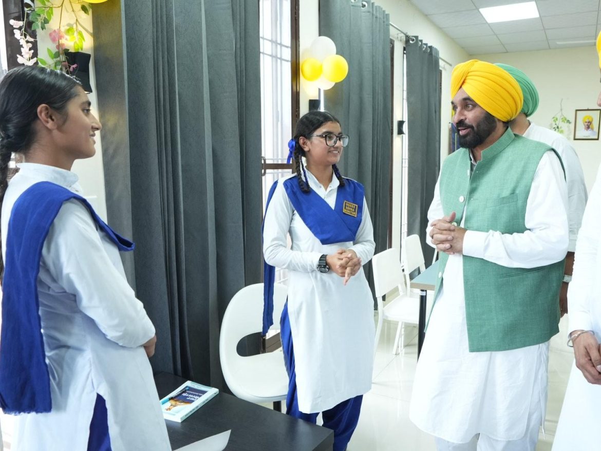 CM Bhagwant Mann ने बरनाला जिले में 8 सार्वजनिक पुस्तकालयों का उद्घाटन किया