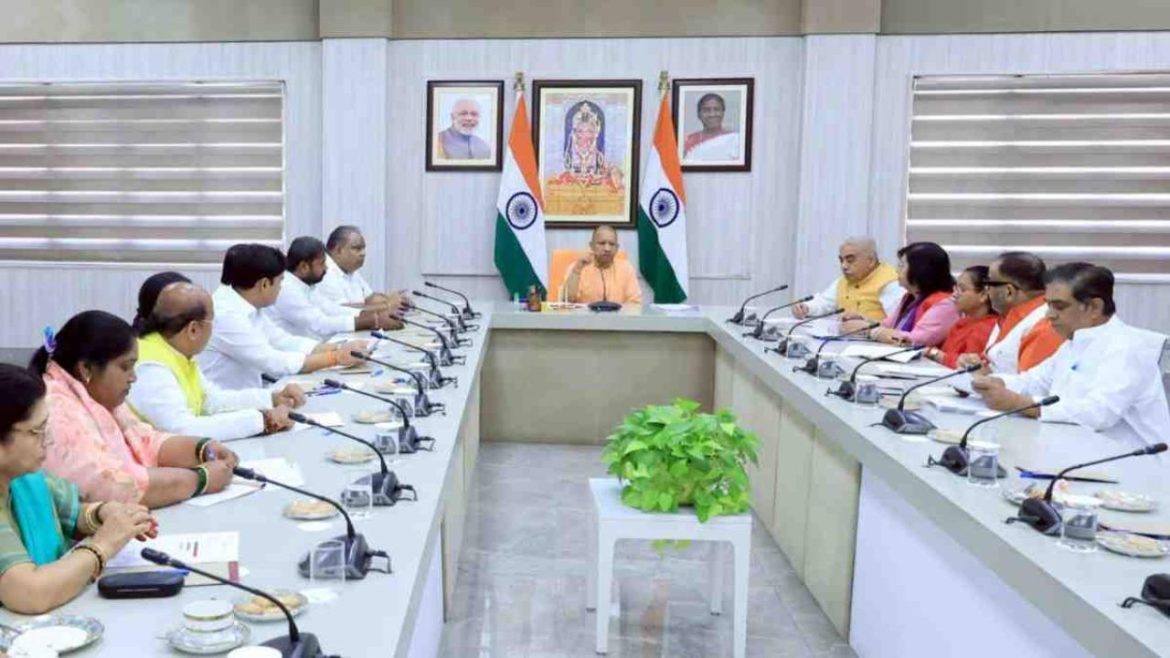 CM Yogi ने कानपुर मंडल के जनप्रतिनिधियों के साथ की विशेष संवाद बैठक