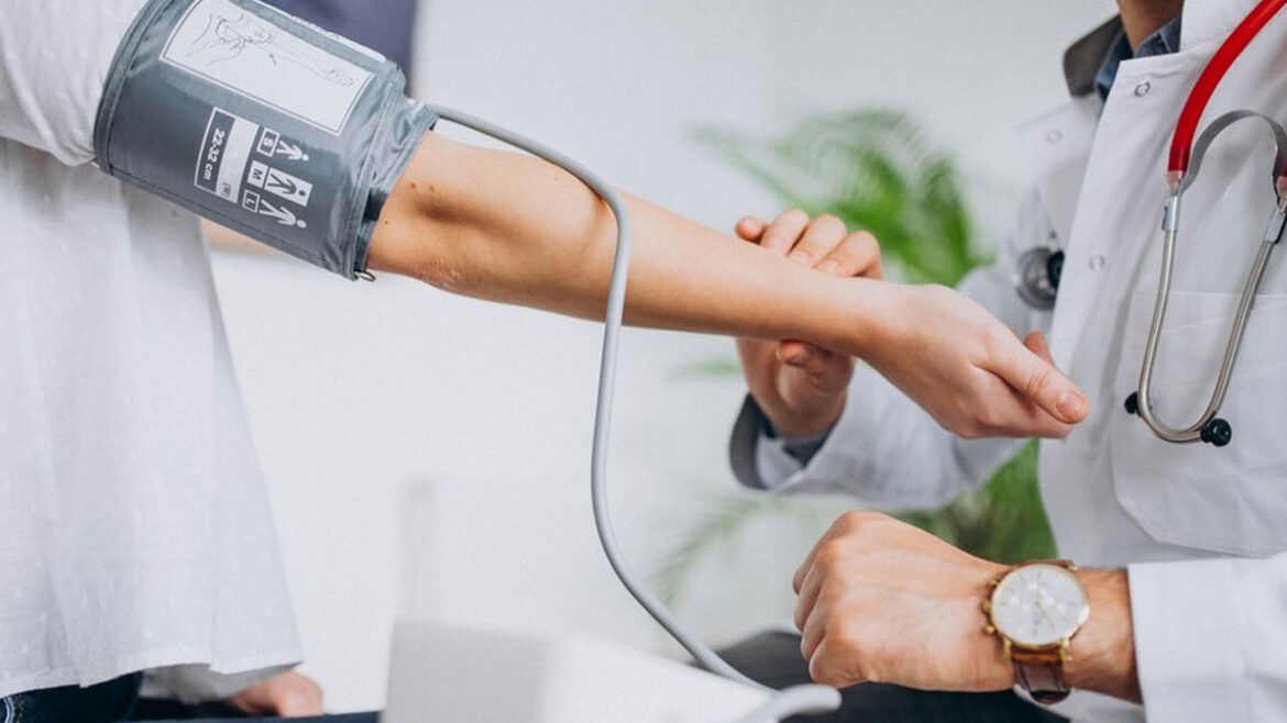 कम उम्र में हाई ब्लड प्रेशर की बढ़ती समस्या के पीछे ये 5 आदतें हैं जानिए इसके कारण