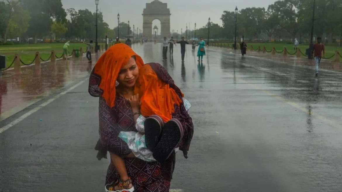 DELHI NEWS : दिल्ली में अगले तीन दिनों तक होगी जोरदार बारिश ,जानिए आपके राज्य में कैसा रहेगा मौसम।