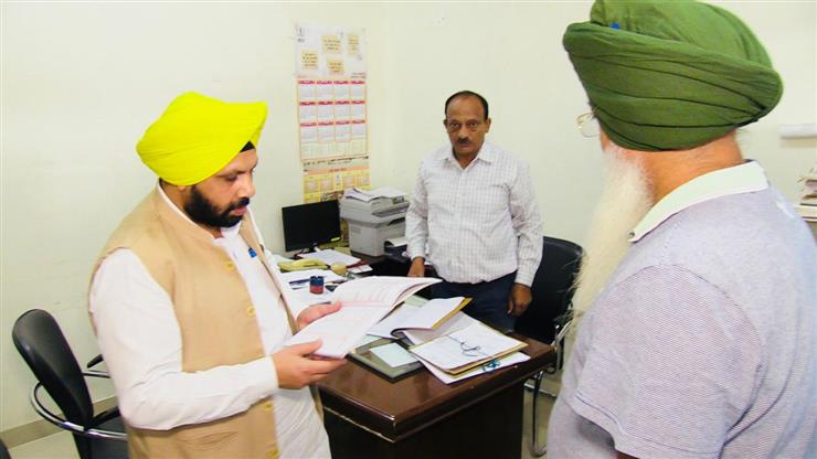 Minister Harbhajan Singh ईटीओ ने मोहाली में पीडब्ल्यूडी कार्यालयों का अघोषित दौरा किया