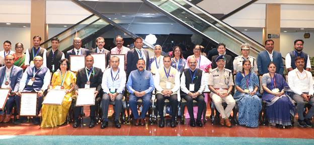 डॉ. जितेंद्र सिंह सेवानिवृत्त लोगों को "National Anubhav Awards" प्रदान करते हैं