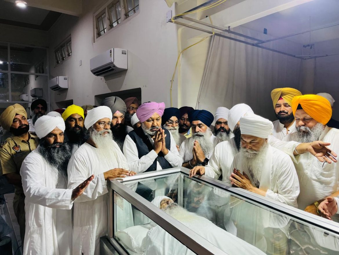 Minister Cheema ने बाबा बलजिंदर सिंह जी को अंतिम श्रद्धांजलि अर्पित करने के लिए रारा साहिब का दौरा किया।