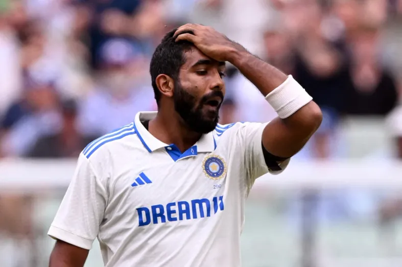 Jasprit Bumrah एक बार फिर चोटिल हो गए हैं, और टीम से बाहर होते ही उनके लिए एक और झटका सामने आया है।