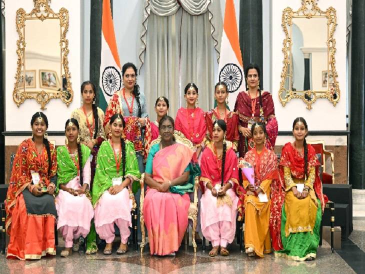 Punjab Government स्कूल के छात्र राष्ट्रपति भवन में राष्ट्रपति के साथ रक्षाबंधन मनाते हुए।