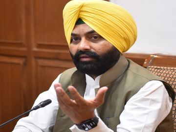 Minister Laljit Bhullar ने यूनियनों के साथ बातचीत की, उनकी मांगों पर कार्रवाई का वादा किया।