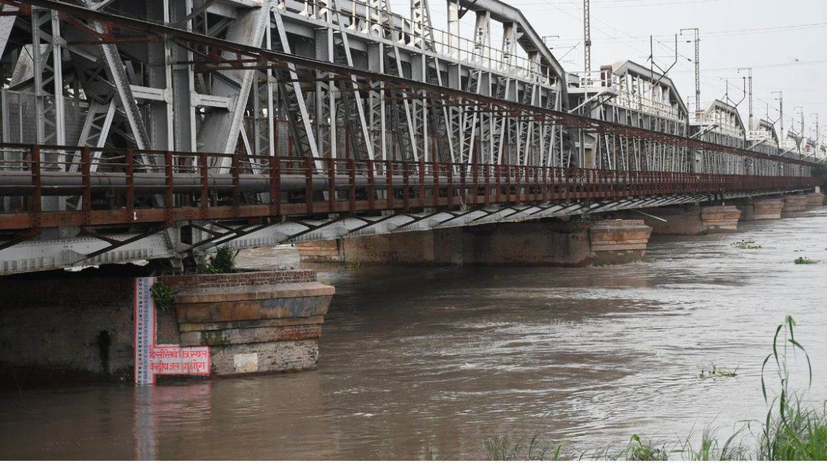 DELHI NEWS : दिल्ली में बाढ़ के हालात