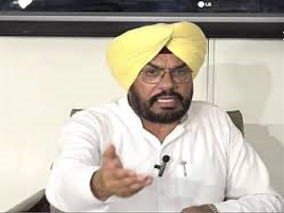पंजाब के Minister Kuldeep Dhaliwal ने बाढ़ प्रभावित गांवों में कालाबाजारी पर कार्रवाई की अगुवाई की, सख्त कार्रवाई का वादा किया।