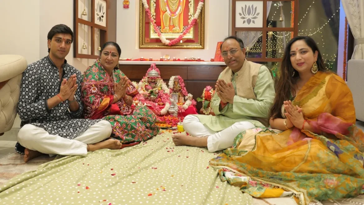 मुख्यमंत्री रेखा गुप्ता ने दीवाली अपने परिवार के साथ मनाई, दिल्लीवासियों को दी शुभकामनाएं