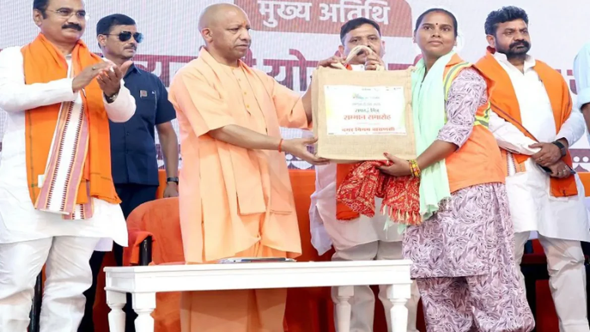 मुख्यमंत्री योगी आदित्यनाथ का बड़ा ऐलान, यूपी में सफाईकर्मियों के खाते में जल्द आएंगे 16 से 20 हजार रुपये