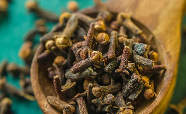 लौंग के फायदे: रोजाना एक लौंग खाने से होगा दिल मजबूत, कई बीमारियों का खतरा भी घटेगा