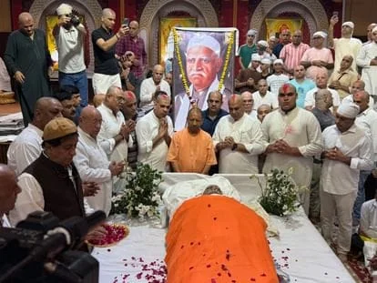 मुख्यमंत्री योगी आदित्यनाथ ने संत शिरोमणि साईं चांडूराम जी को अर्पित की श्रद्धांजलि, अंतिम दर्शन कर जताया दुख