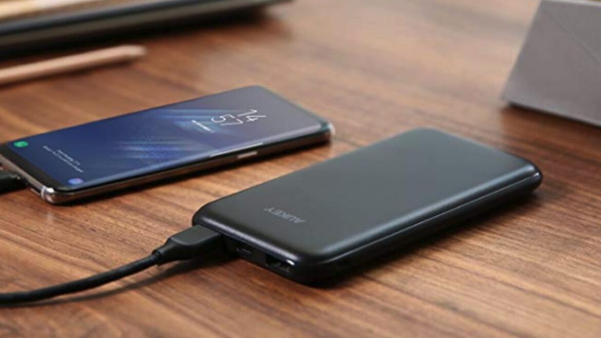 पावर बैंक से मोबाइल चार्ज करते समय ध्यान रखें ये सावधानियां, नहीं तो हो सकता है बड़ा खतरा!