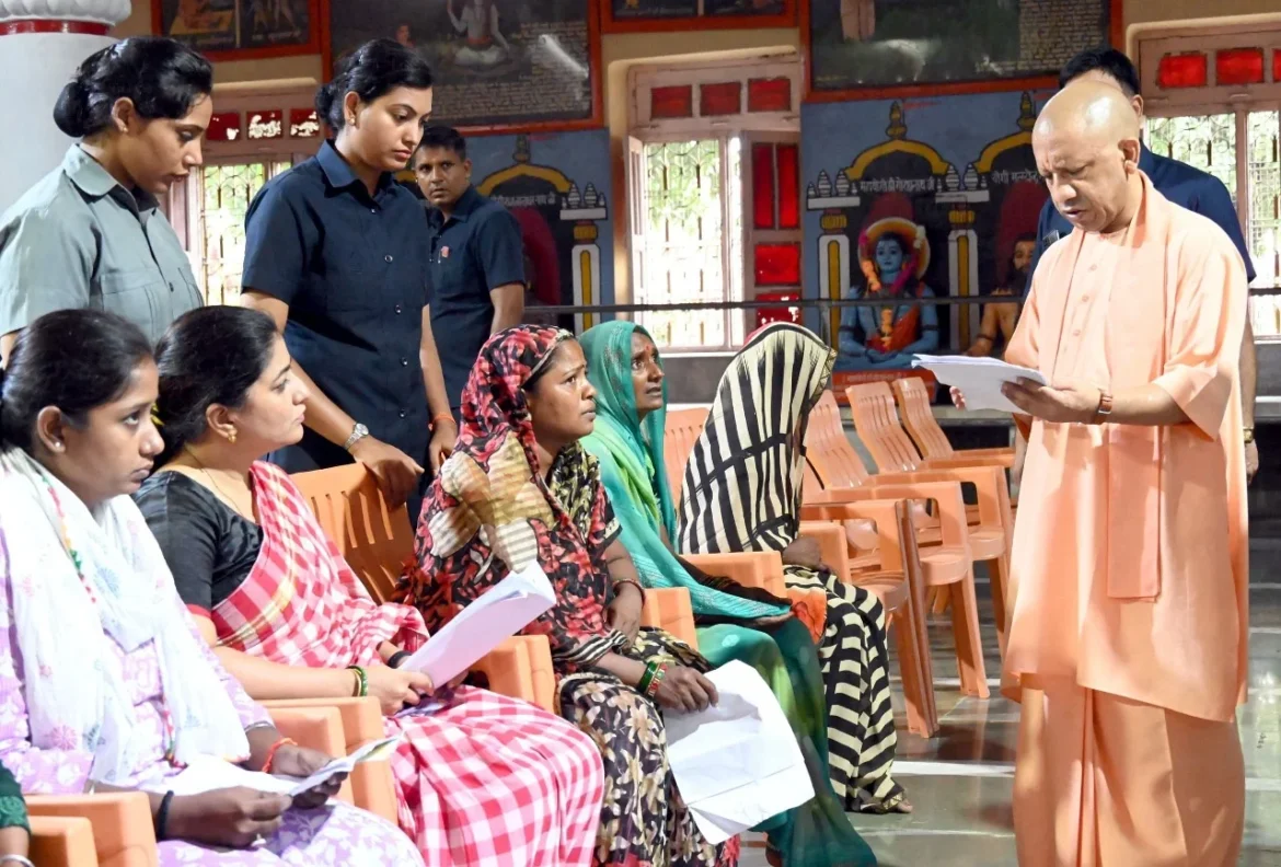 घर भी मिलेगा और इलाज भी: मुख्यमंत्री योगी आदित्यनाथ ने जनता की समस्याएं सुनी, अधिकारियों को दिए सख्त निर्देश