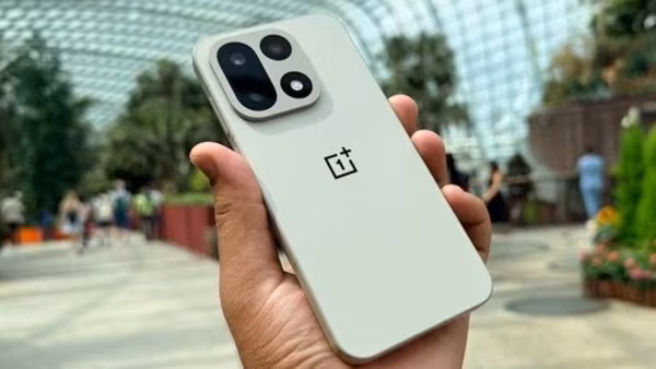 OnePlus 15 भारत में लॉन्च: कीमत, फीचर्स और ऑफर्स के बारे में जानें