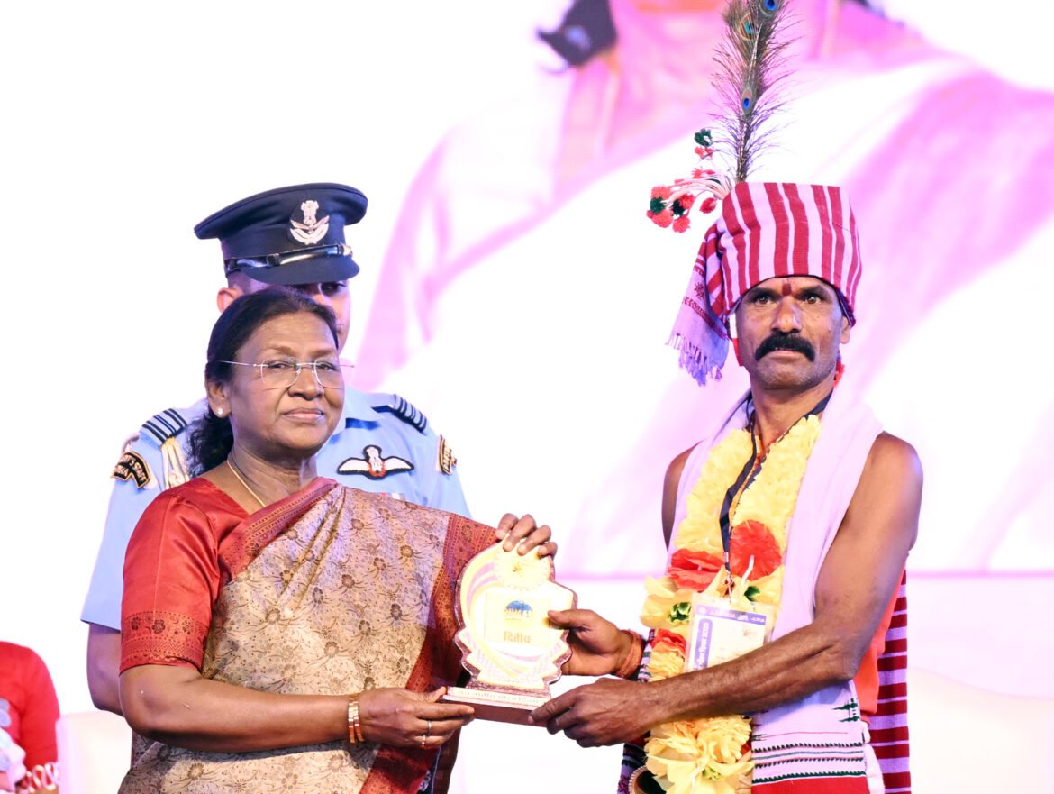 राष्ट्रपति द्रौपदी मुर्मु ने छत्तीसगढ़ के अंबिकापुर में 'जनजातीय गौरव दिवस' समारोह में भाग लिया, जताई जनजातीय समुदायों के योगदान की सराहना