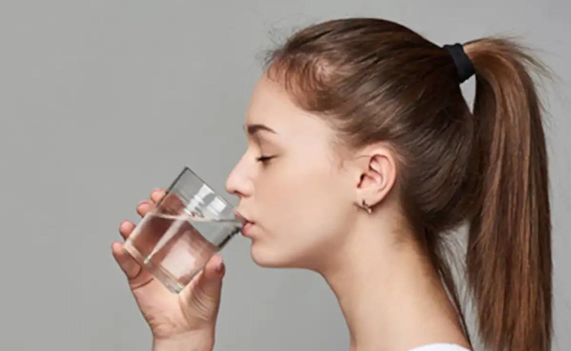 Water Intoxication: क्या होगा अगर एक बार में ढेर सारा पानी पी लें? जानिए इसके खतरनाक असर