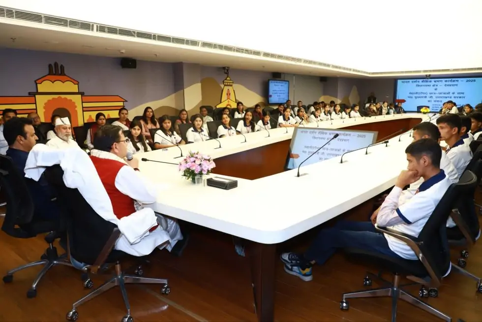 भारत दर्शन शैक्षिक भ्रमण दल ने मुख्यमंत्री पुष्कर सिंह धामी से की मुलाकात, समय प्रबंधन पर दिए महत्वपूर्ण सुझाव