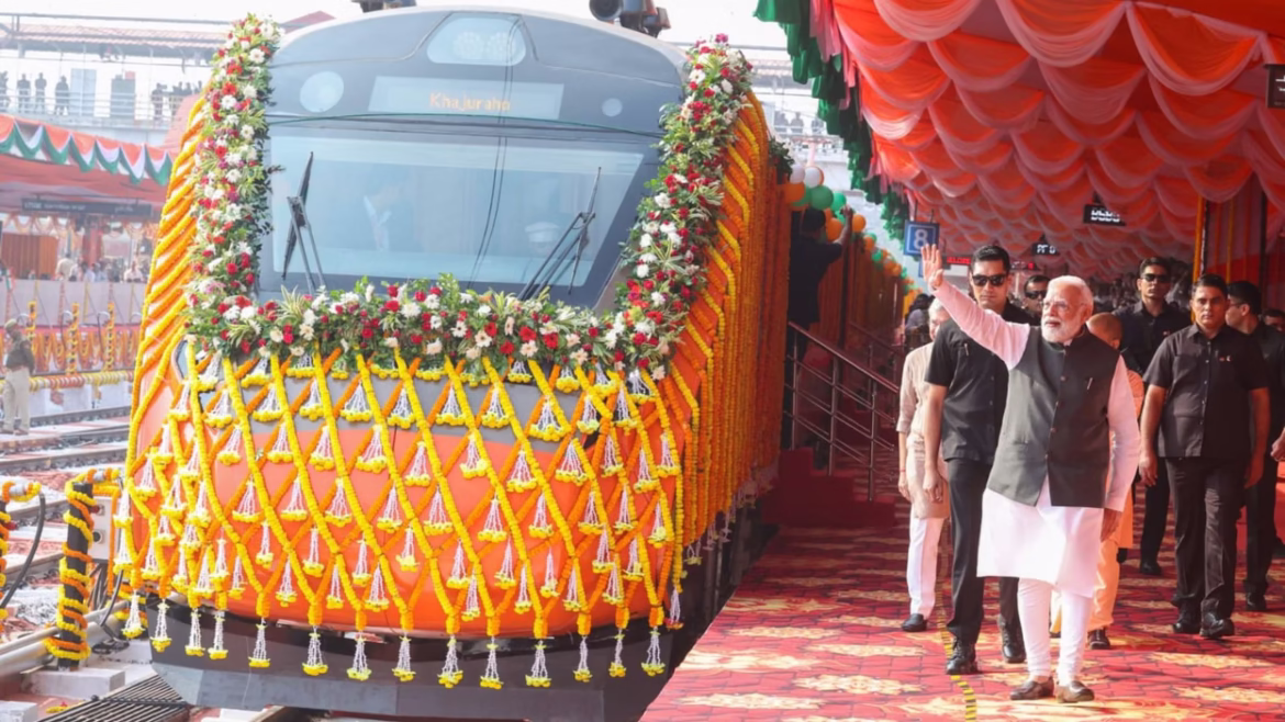 वंदे भारत एक्सप्रेस: "हर-हर महादेव" के जयघोष के साथ काशी से रवाना, प्रधानमंत्री नरेंद्र मोदी ने दिखाई हरी झंडी