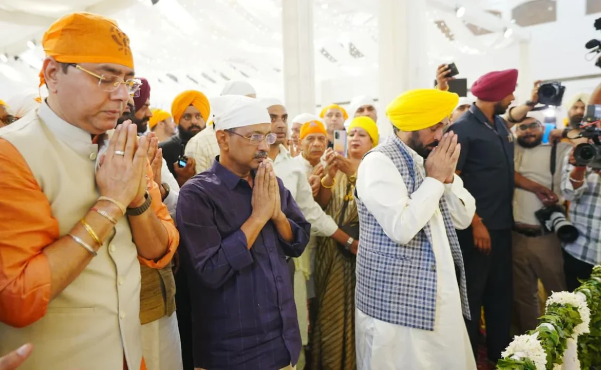 मुख्यमंत्री भगवंत सिंह मान और अरविंद केजरीवाल ने गुरु तेग बहादुर के 350वें शहादत दिवस पर लिया आशीर्वाद