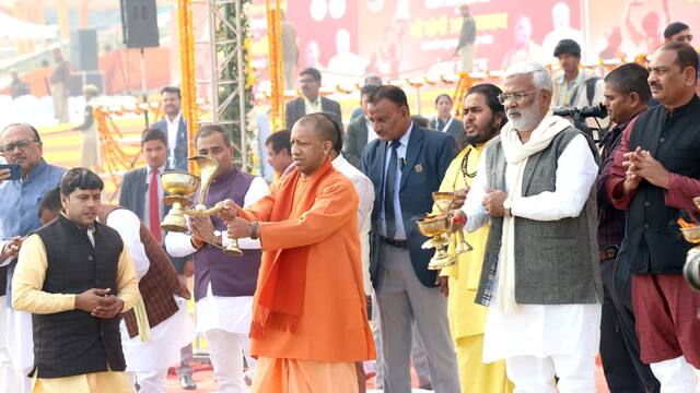 मुख्यमंत्री योगी आदित्यनाथ ने संगम पर किया गंगा पूजन, मेला तैयारियों का लिया जायजा