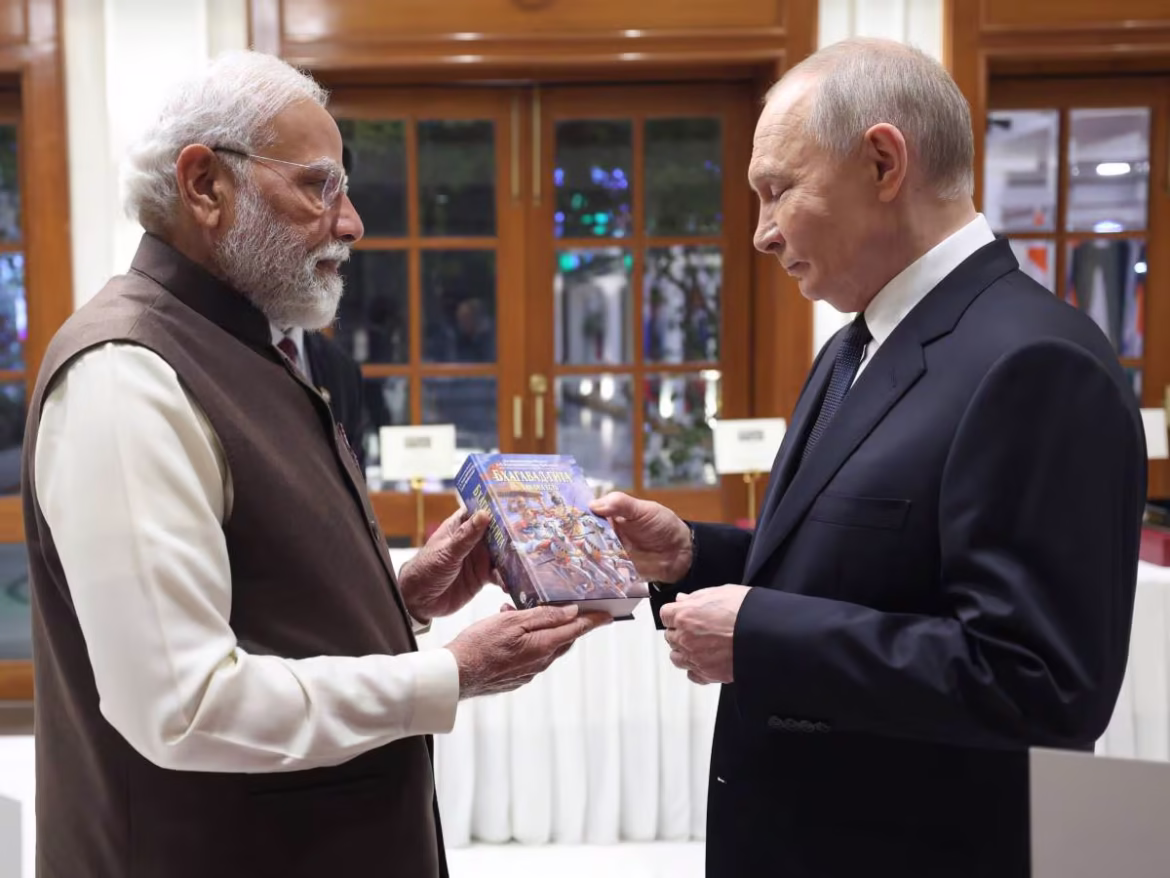 Putin India Visit: प्रधानमंत्री नरेंद्र मोदी ने पुतिन को दी रूसी अनूदित भगवद्गीता, 2011 की बैन विवाद को किया पीछे