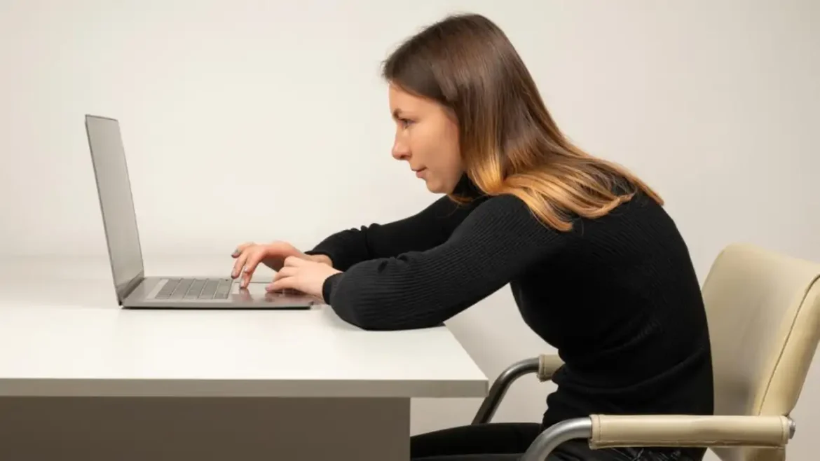 Posture Correction Exercises: गलत पोश्चर से हो रहा है कूबड़? ये एक्सरसाइज कर सकते हैं मदद