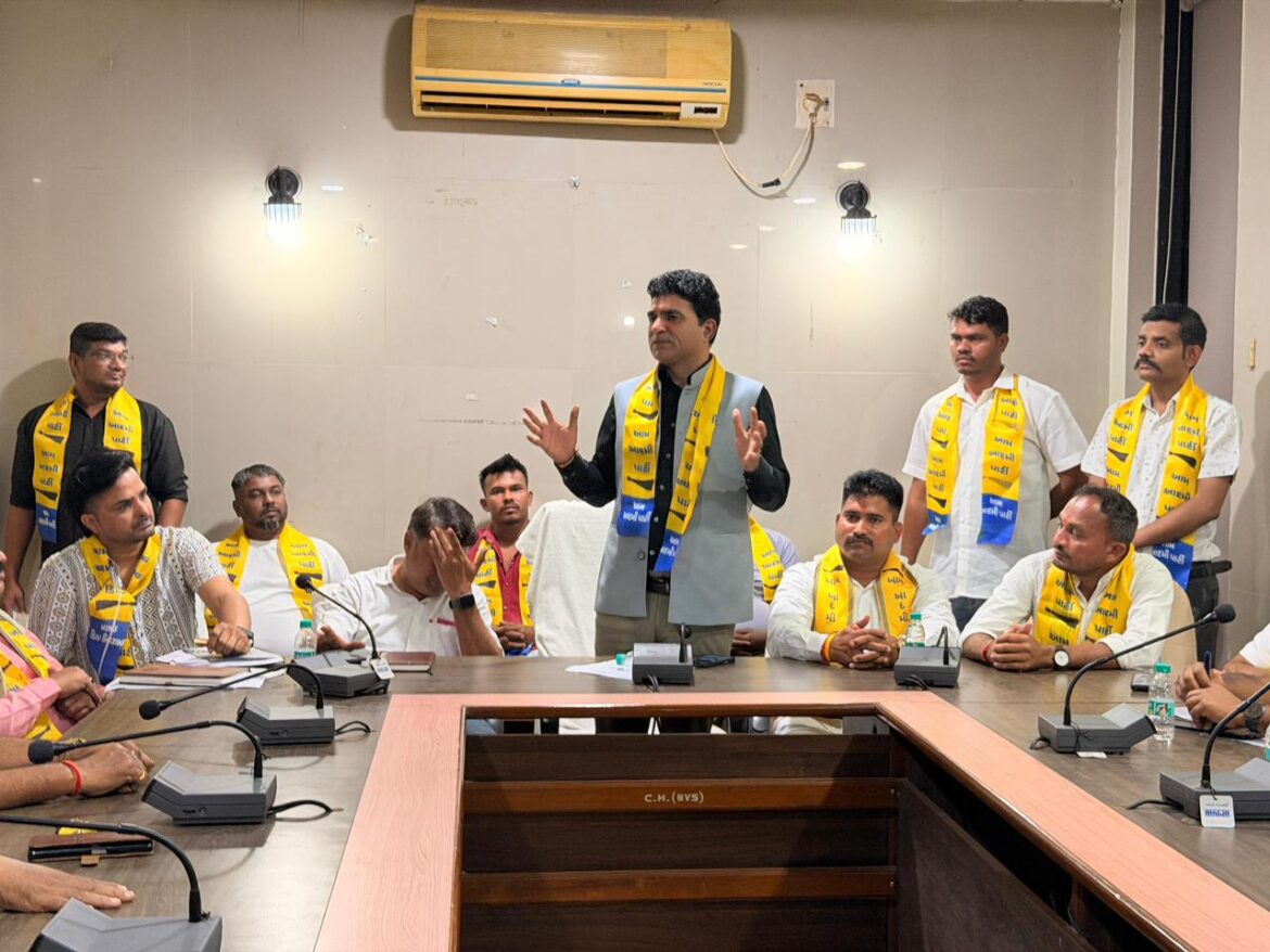 नवसारी में AAP नेता इसुदान गढ़वी के नेतृत्व में आयोजित हुई समीक्षा बैठक