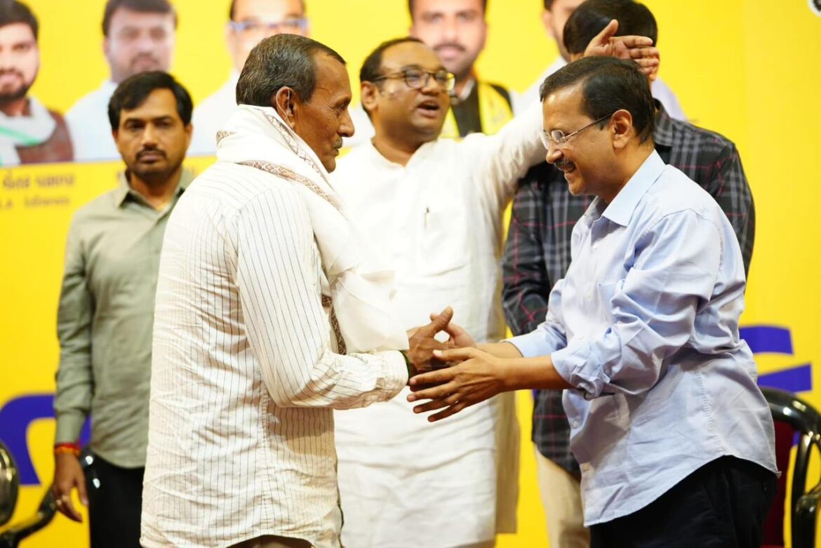 AAP राष्ट्रीय संयोजक अरविंद केजरीवाल ने हडदड के किसानों का किया सम्मान