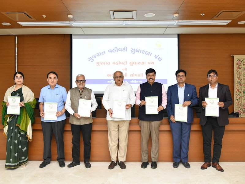 मुख्यमंत्री भूपेंद्र पटेल को सौंपी गई गुजरात प्रशासनिक सुधार आयोग की छठी रिपोर्ट, तेज और पारदर्शी भर्ती प्रक्रिया की सिफारिश