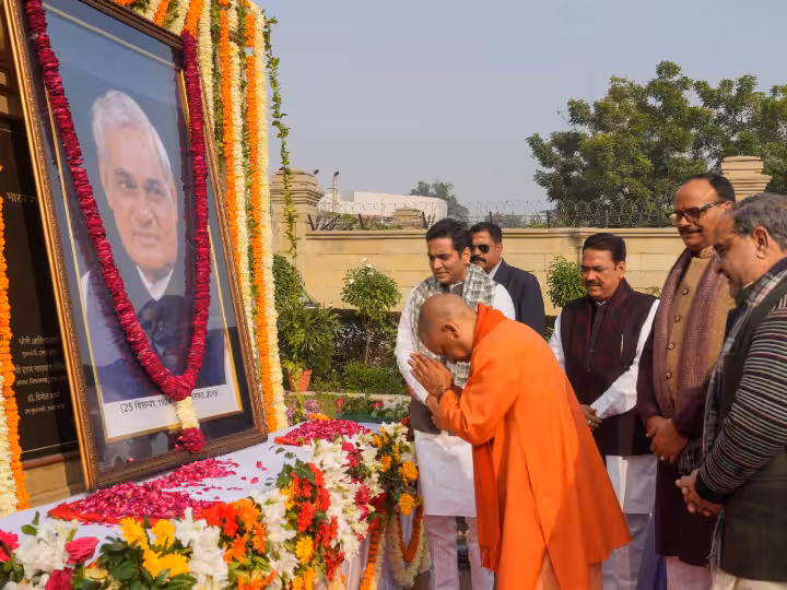 मुख्यमंत्री योगी आदित्यनाथ बोले - अटल बिहारी वाजपेयी ने विकास के विजन से देश को नई दिशा दी