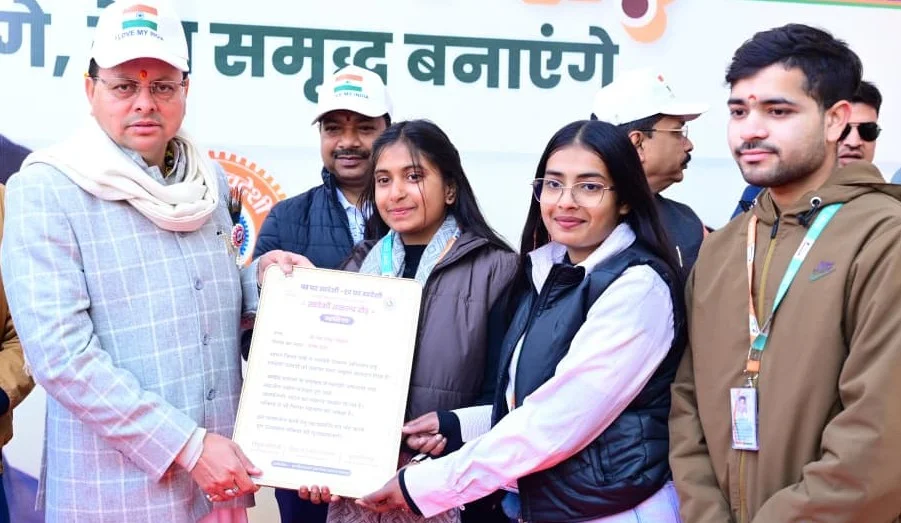 मुख्यमंत्री पुष्कर सिंह धामी ने देहरादून में स्वदेशी संकल्प दौड़ का किया शुभारंभ, युवाओं को वोकल फॉर लोकल अपनाने का आह्वान