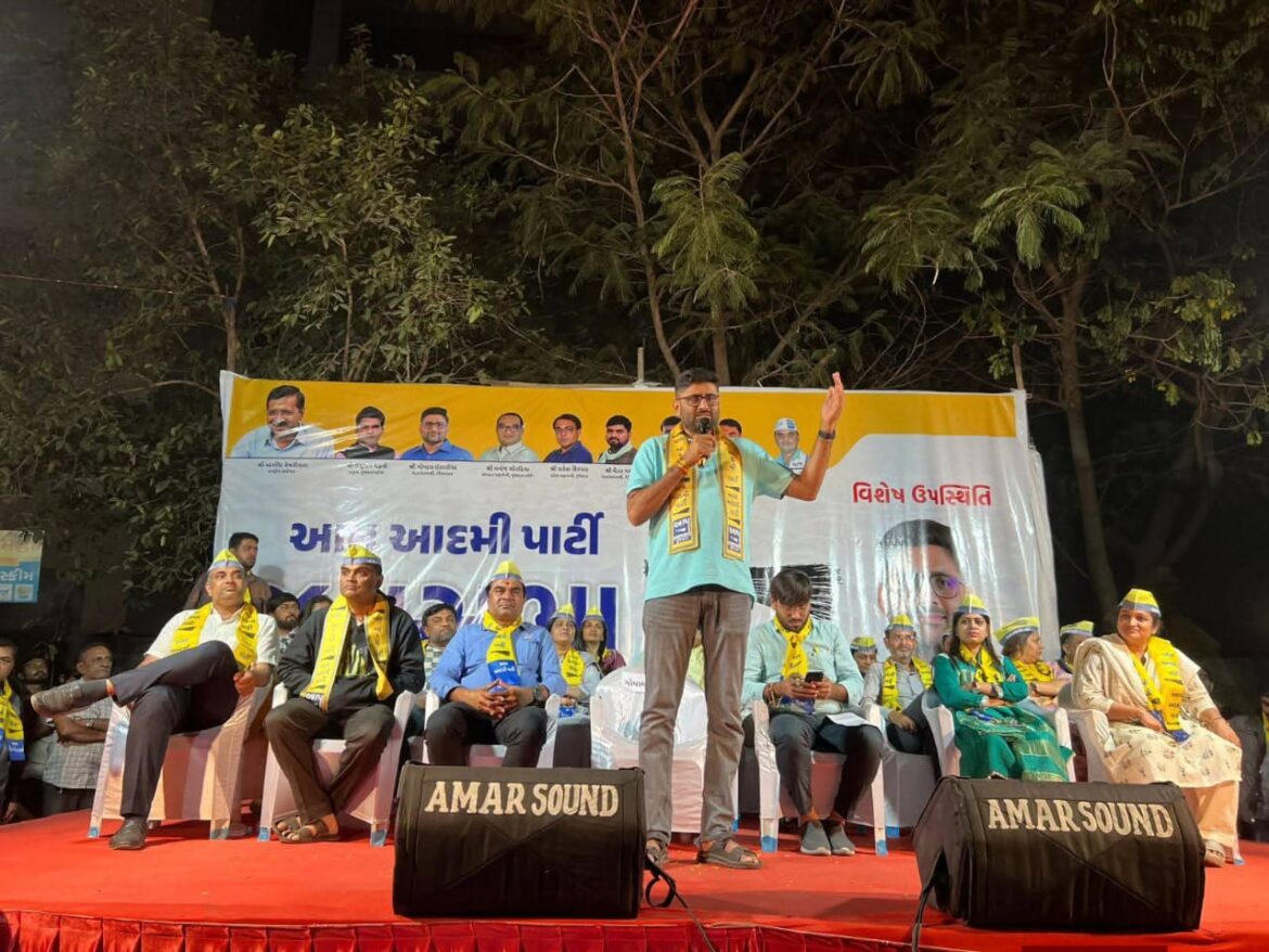 गुजरात: AAP में शामिल हुई शिक्षा और समाज सेवा कार्यकर्ता रिंकलेबेन पोशिया, सूरत में विधायक गोपाल इटालिया रहे मौजूद