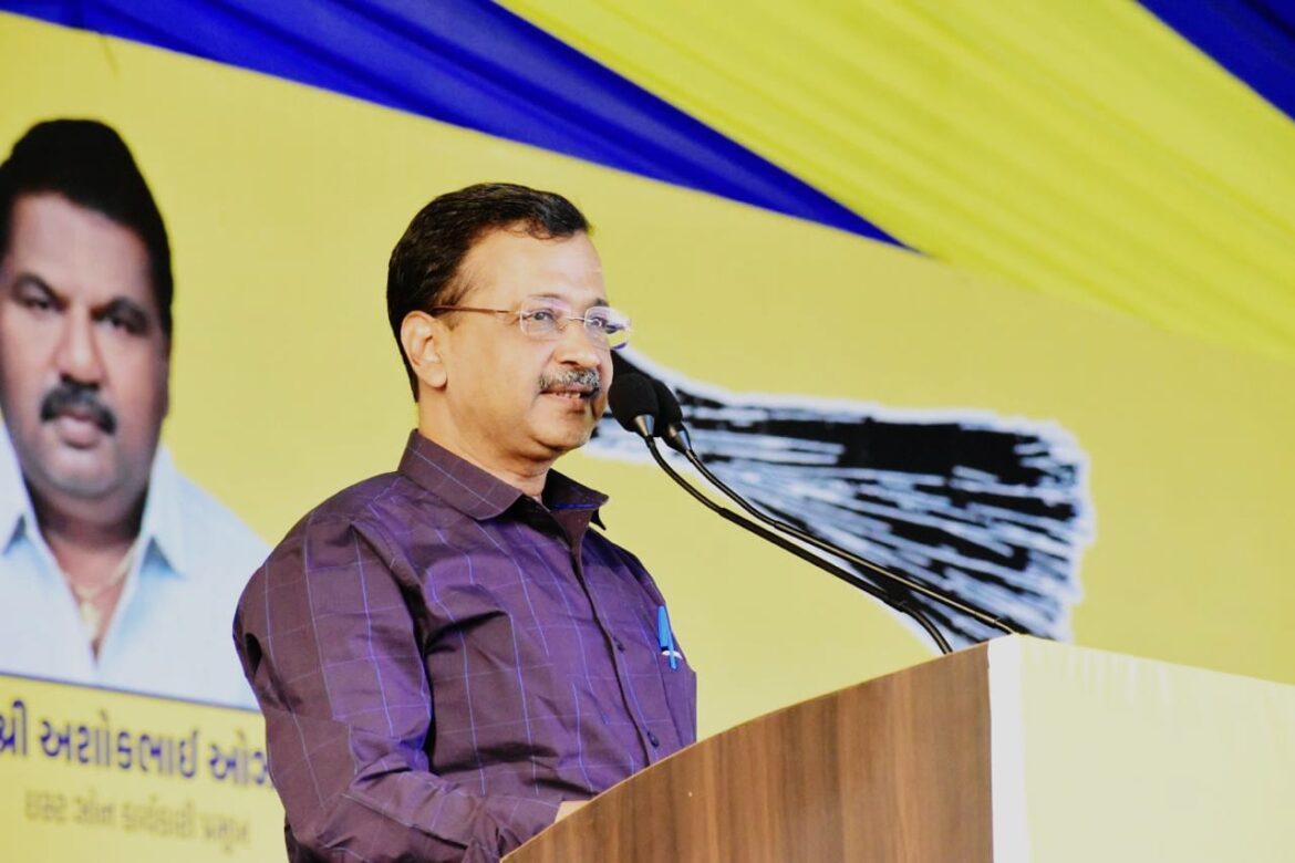 AAP प्रमुख अरविंद केजरीवाल ने मोदी सरकार पर किया हमला, कहा- भाजपा और कांग्रेस ने मिलकर गुजरात को लूटा