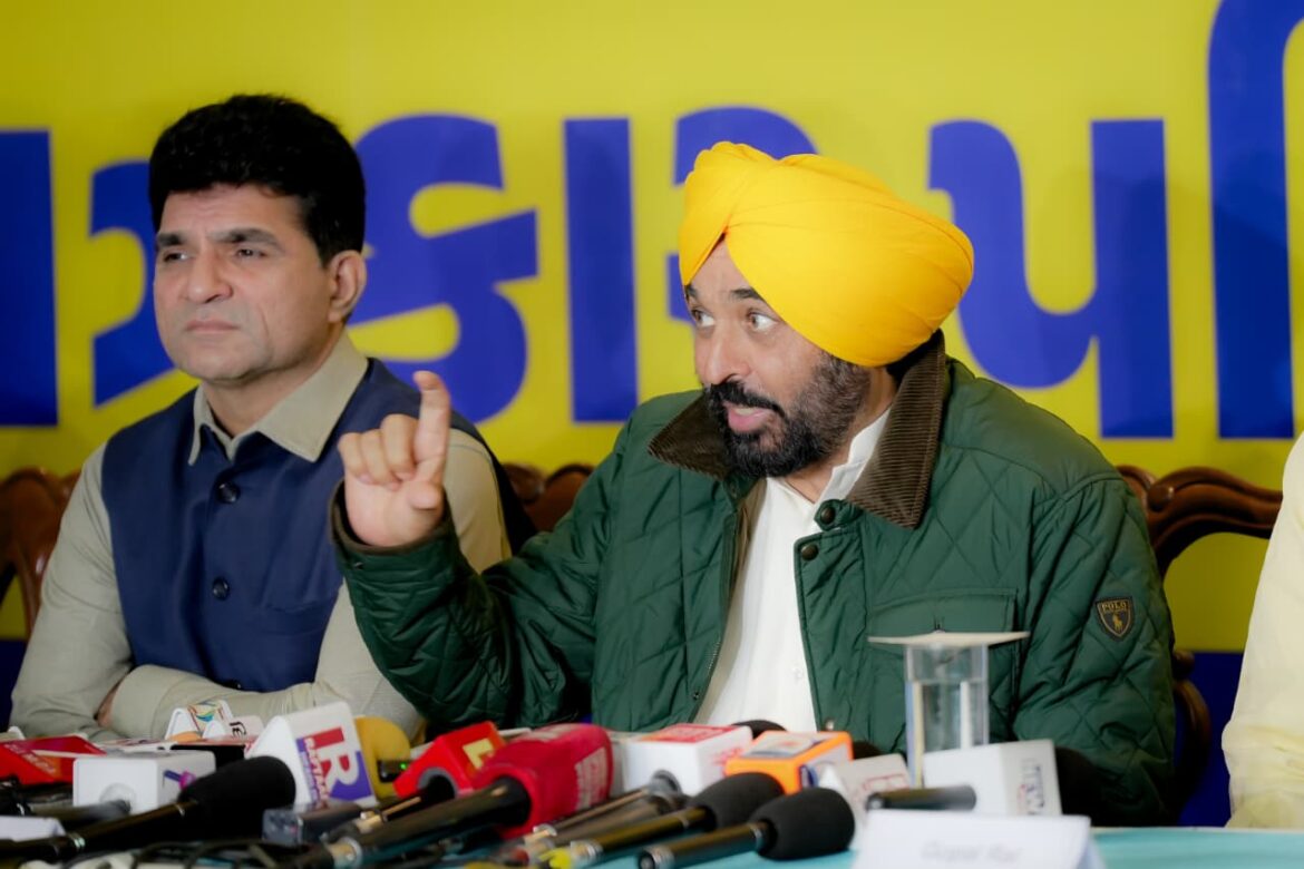 अहमदाबाद में भगवंत मान की प्रेस कॉन्फ्रेंस: गुजरात में भी पंजाब जैसी 10 लाख तक की मुफ्त स्वास्थ्य योजना लागू करने की मांग