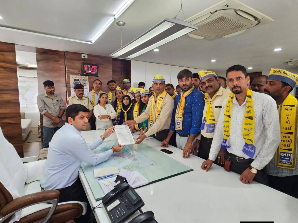 सूरत: AAP नेताओं ने SIR प्रक्रिया में कमियों पर मुख्य जिला चुनाव अधिकारी से की बैठक