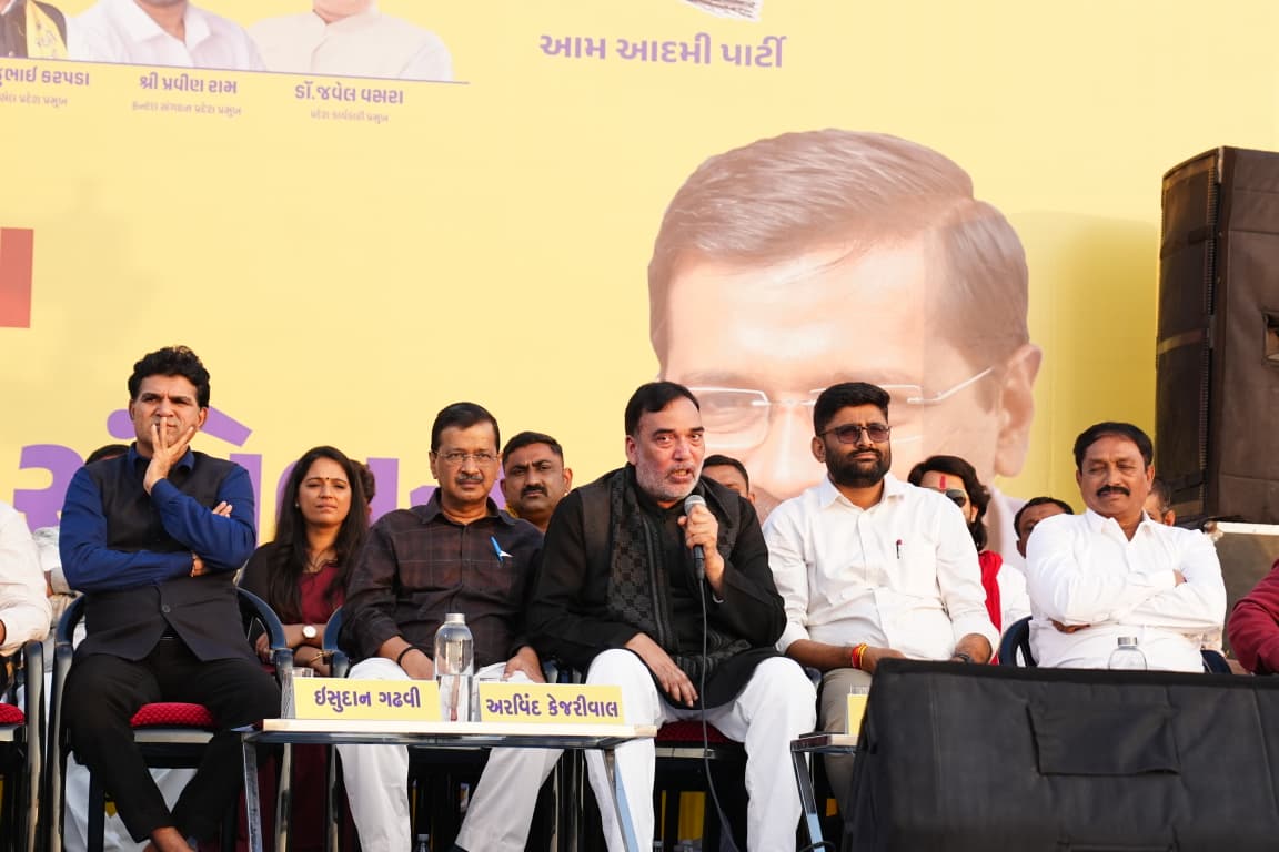 अरविंद केजरीवाल और इसुदान गढ़वी ने AAP पदाधिकारियों को शपथ दिलाई, कहा: गुजरात में BJP को बर्बाद नहीं होने देंगे