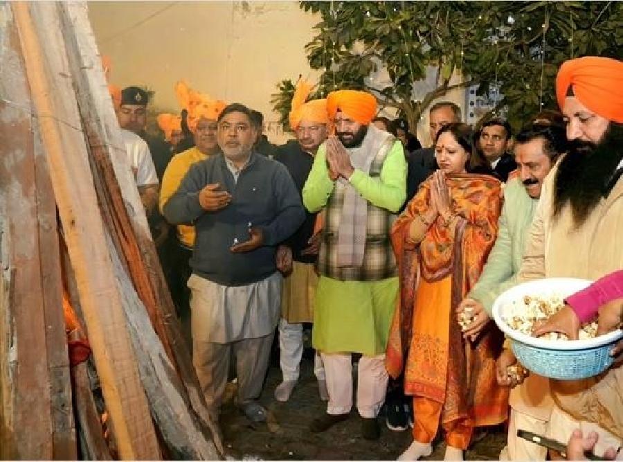 हरियाणा के मुख्यमंत्री नायब सिंह सैनी ने अपने आवास पर मनाई लोहड़ी, प्रदेशवासियों को दी शुभकामनाएं