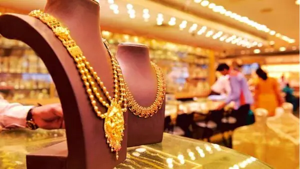 Gold Silver Today Price: सोना 2000 रुपये से महंगा, चांदी में भी 15,000 रुपये की तेजी; जानें आज का लेटेस्ट रेट