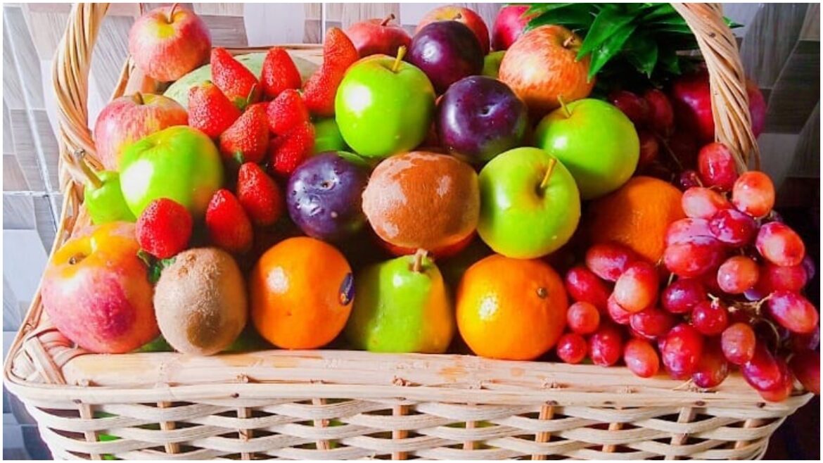 Harmful Fruits On Empty Stomach: खाली पेट कभी न खाएं ये 7 फल, जानें गंभीर साइड इफेक्ट्स और सेहत का खतरा