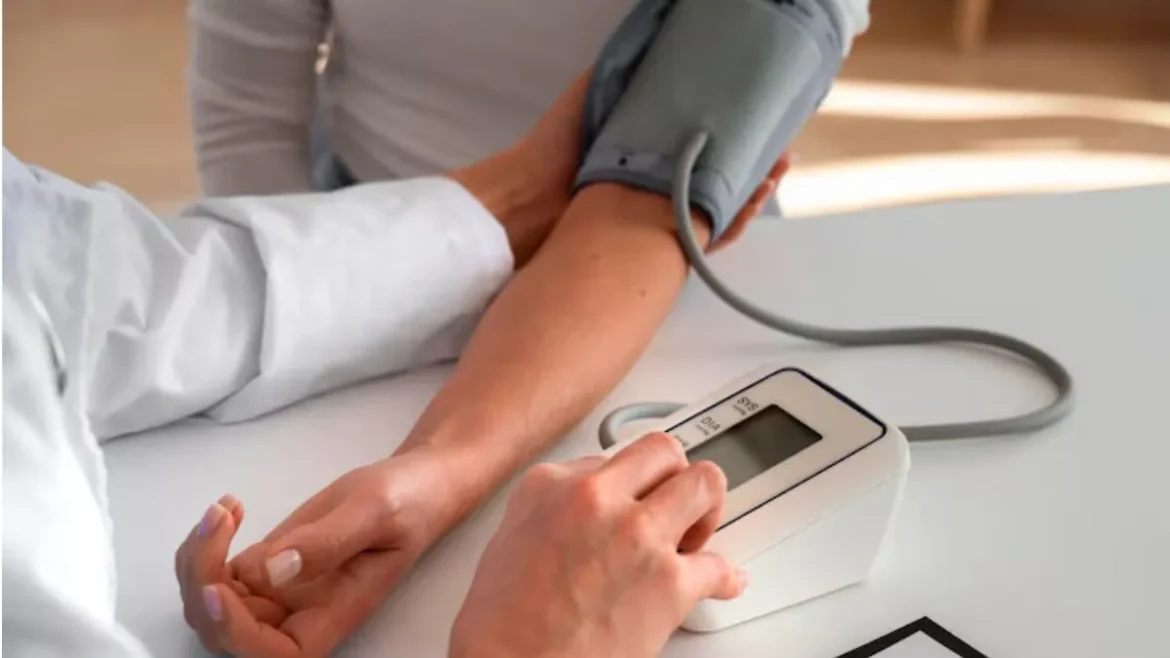 हाई ब्लड प्रेशर अब युवा वर्ग में भी: 20-30 की उम्र में क्यों बढ़ रहे केस और कैसे बचा जा सकता है