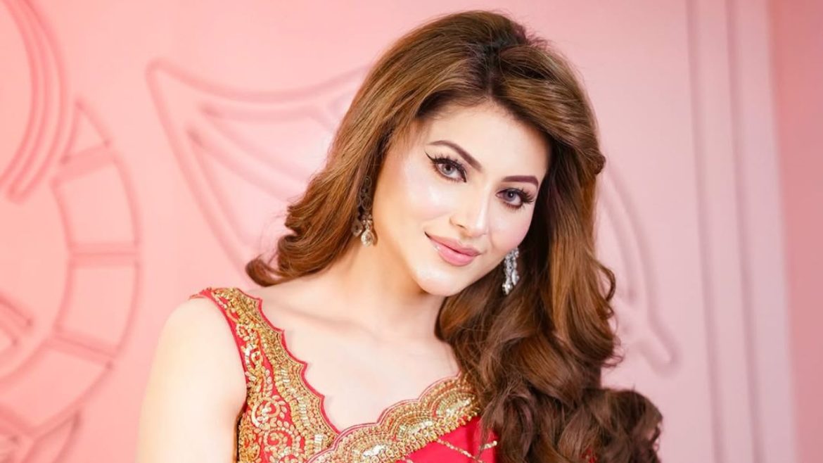 उर्वशी रौतेला ने मनाया 32वां जन्मदिन, काटा 16 करोड़ रुपये का डायमंड‑स्टड केक