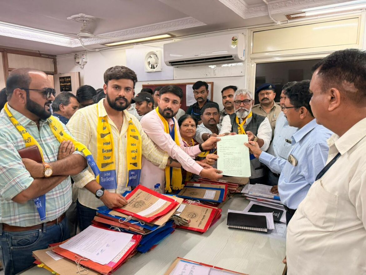 ओढव में गटर मिक्स पानी के खिलाफ AAP का ढोल-नगाड़ों के साथ म्युनिसिपल कॉर्पोरेशन पर जोरदार प्रदर्शन