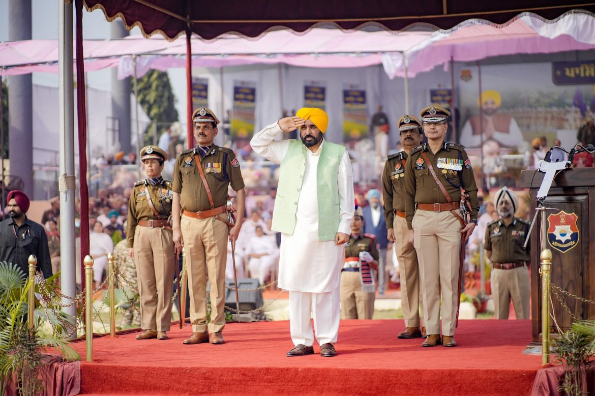 मुख्यमंत्री भगवंत सिंह मान ने पंजाब पुलिस की पासिंग आउट परेड में भर्ती प्रक्रिया और तकनीकी उन्नयन का किया निरीक्षण