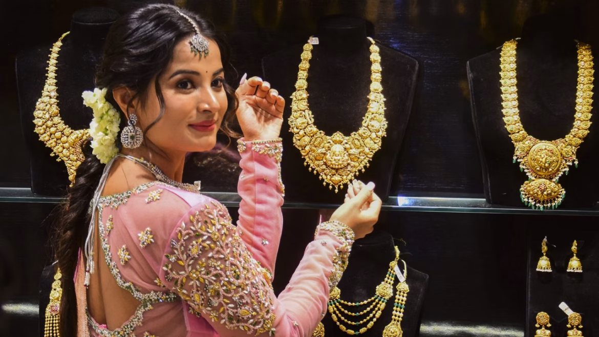 Gold Rate Today: आज सोना-चांदी की कीमतें - वैश्विक अस्थिरताओं के बीच तेजी, चांदी 6,500 रुपये उछली